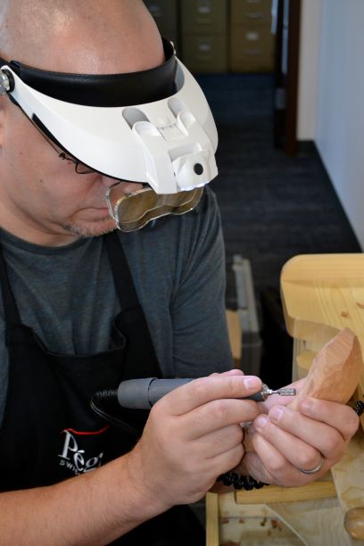 Maginifying-headband-with-glasses-LED-wood-carving.jpg